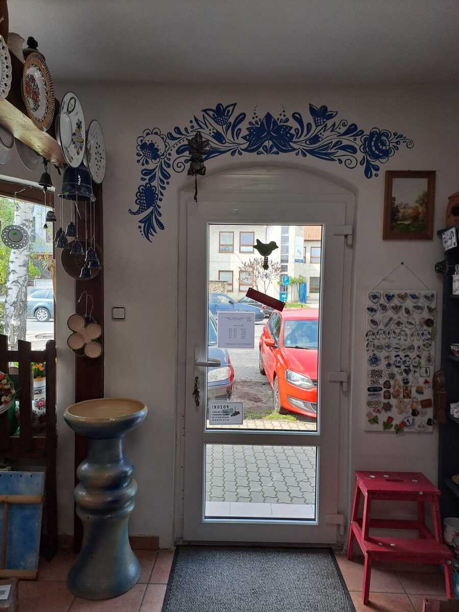 Vchod do predajne s ľudovým ornamentom