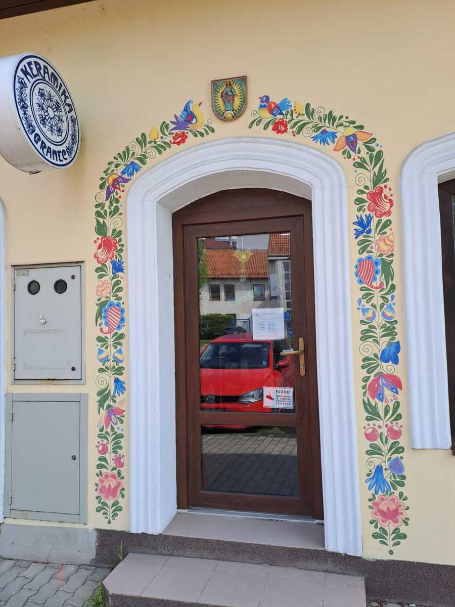 Maľovaný vchod do predajne Keramika Granec