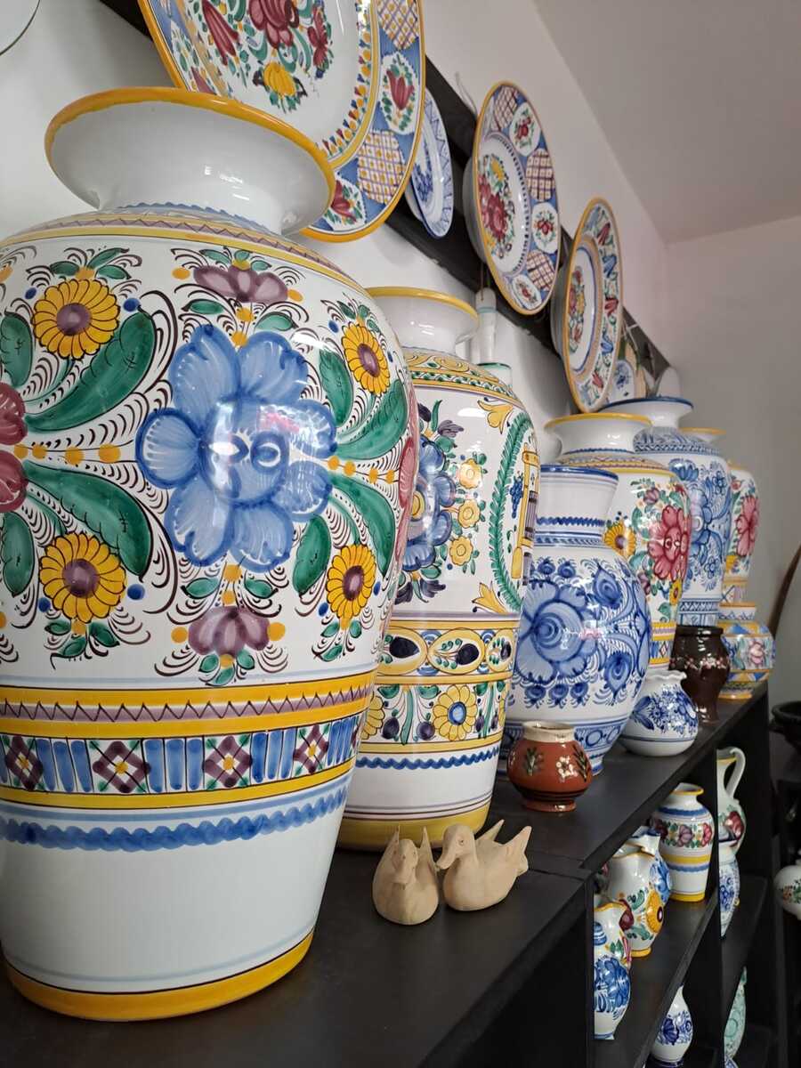 Veľké maľované vázy a taniere