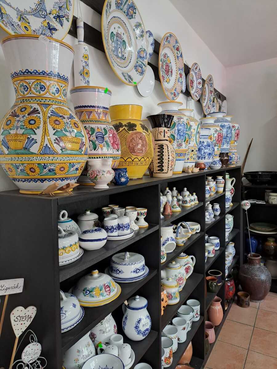 Regály plné tradičnej keramiky