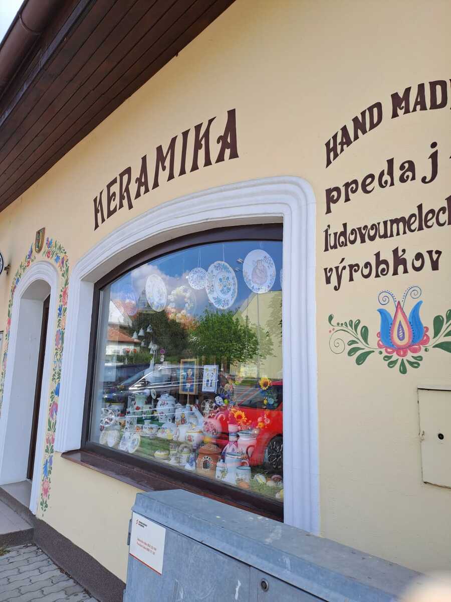 Výklad predajne s keramikou